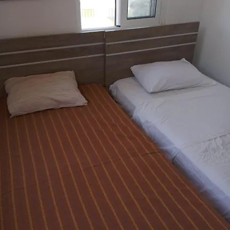 2 Bedroom In Location In