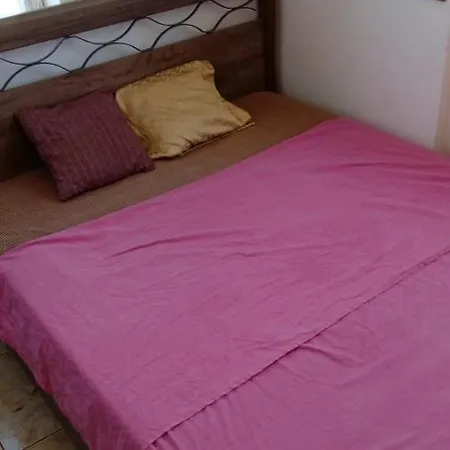 2 Bedroom In Location In *